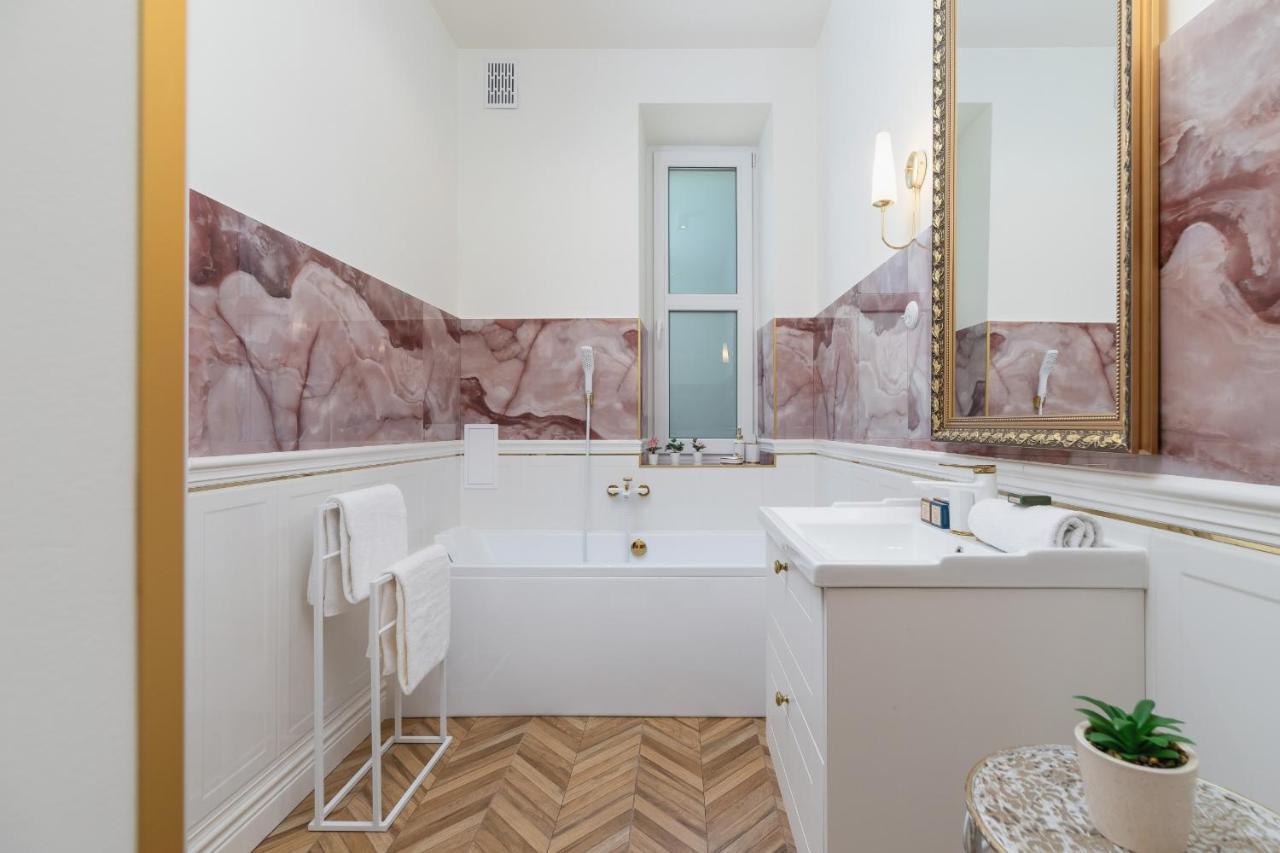 Luxurious & Unique Apartment Mickiewicza Cracow By Renters Prestige Krakkó Kültér fotó
